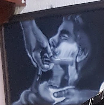 Cuadro pintado en blanco y negro de un hombre al que afeitan con navaja